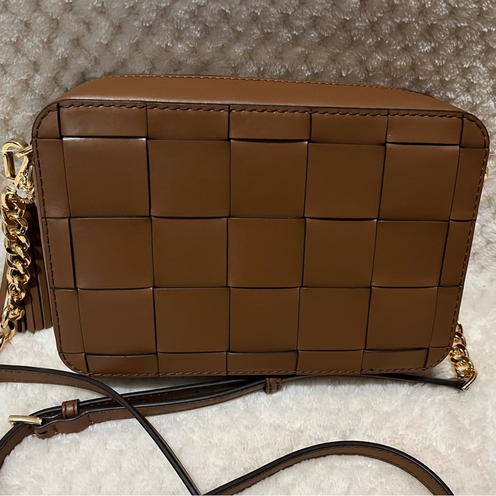 MICHAEL KORS JET SET MEDIUM CAMERA CROSSBODY BAG IN THE COLOR LUGGAGE NWT! - Picture 2 of 4
